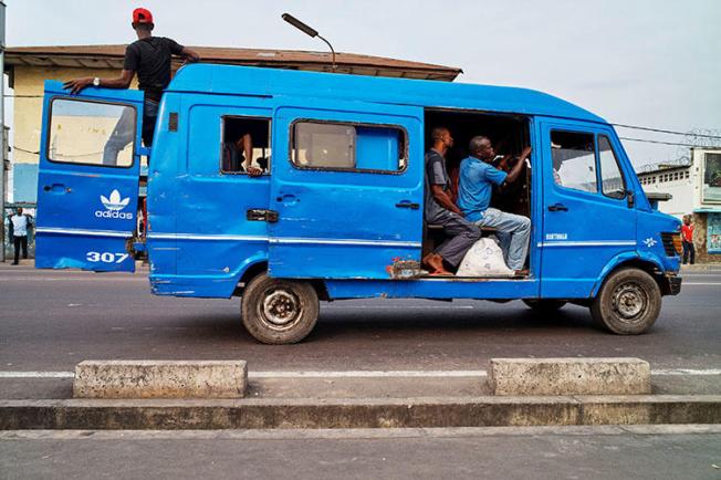 A taxi in Kinshasa in the Democratic Republic of Congo on September 12, 2017. Congolese police on July 25, 2018, raided the privately owned television production studio Kin Lartus, detained at least 10 of the studio's journalists, and seized equipment, according to Kin Lartus journalists and a local, independent press freedom group. (Reuters/Robert Carrubba)