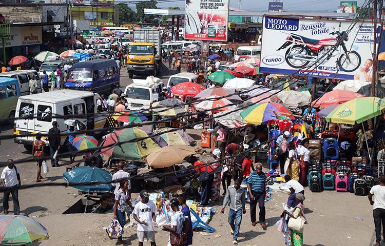 People and traffic are seen along a street in Ngaba commune of Kinshasa, Democratic Republic of Congo, on May 18, 2018. Two journalists with Radio Lisanga Télévision were arrested in Kinshasa on July 17 and detained for four days. (Reuters/Kenny Katombe)