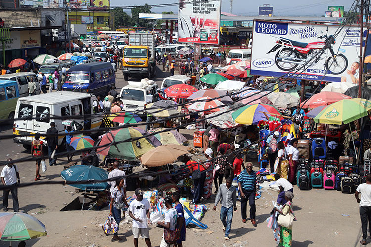 People and traffic are seen along a street in Ngaba commune of Kinshasa, Democratic Republic of Congo, on May 18, 2018. Two journalists with Radio Lisanga Télévision were arrested in Kinshasa on July 17 and detained for four days. (Reuters/Kenny Katombe)