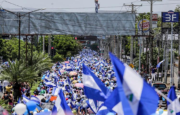 La gente se manifiesta durante una protesta contra el gobierno del presidente de Nicaragua, Daniel Ortega en Managua, la capital, el 16 de septiembre de 2018. Una campaña de acoso digital atacó a un periodista independiente en Nicaragua a partir del 16 de septiembre. (AFP / Inti Ocon)