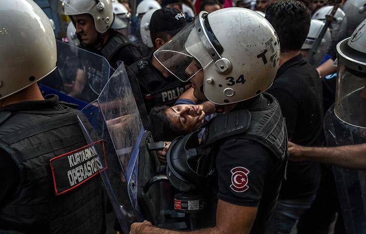 Turkish police make arrests during a protest over labor conditions at Istanbul's new airport on September 15. AFP photographer Bülent Kılıç, who took this image, was among those detained. (AFP/Bülent Kılıç)