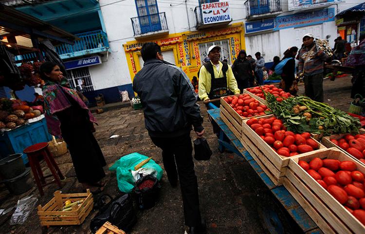 Vendedores y clientes pasean en un mercado de San Cristóbal de las Casas, en Chiapas, México, el 31 de diciembre de 2013. Un periodista mexicano fue asesinado a disparos en Chiapas el 21 de septiembre de 2018. (Reuters/Claudia Daut)