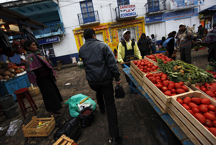 Vendors and customers walk at a market in San Cristobal de las Casas, in Chiapas, Mexico, on December 31, 2013. A Mexican journalist was gunned down in Chiapas on September 21, 2018. (Reuters/Claudia Daut)