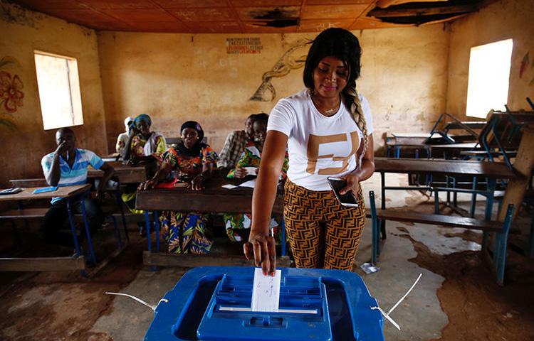 A woman casts her ballot at a polling station during a run-off presidential election in Bamako, Mali, on August 12, 2018. A Malian radio station was suspended for 11 days starting on August 1, 2018, for alleged incitement to revolt. (Reuters/Luc Gnago)