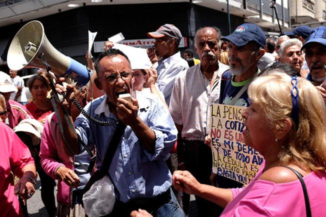 As pessoas participam de um protesto de aposentados em Caracas, Venezuela, em 29 de agosto de 2018. Um fotógrafo freelancer venezuelano foi detido e enviado a uma prisão militar no final de agosto.  (Reuters/Marco Bello)