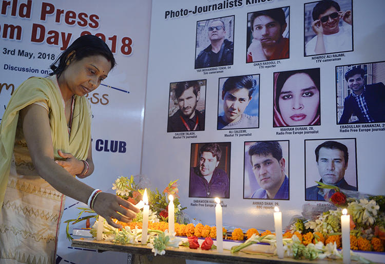 纪念2018年4月30日在一次自杀性爆炸中丧生的10名阿富汗记者的守夜活动。（法新社/Diptendu Dutta）