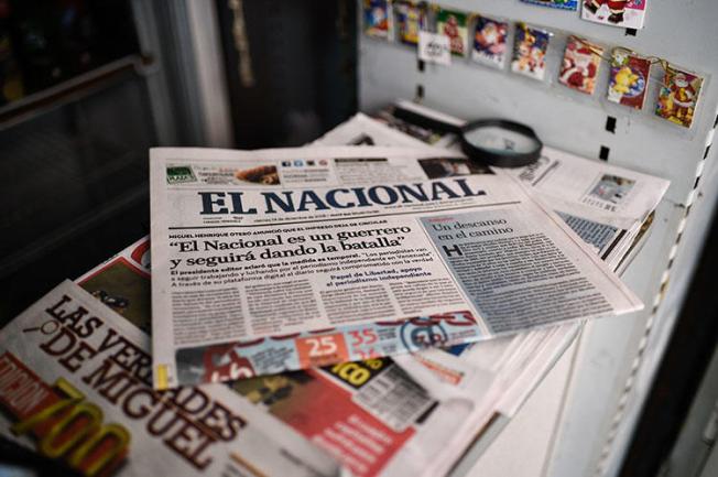 Una copia de la ultima edición de 'El Nacional', con el siguiente titular: 'El Nacional es un guerrero y seguirá dando la batalla', el 14 de diciembre. El periódico es la ultima publicación venezolana forzada a aparecer en versión digital debido al acceso limitado al papel periódico. (AFP/Federico Parra)