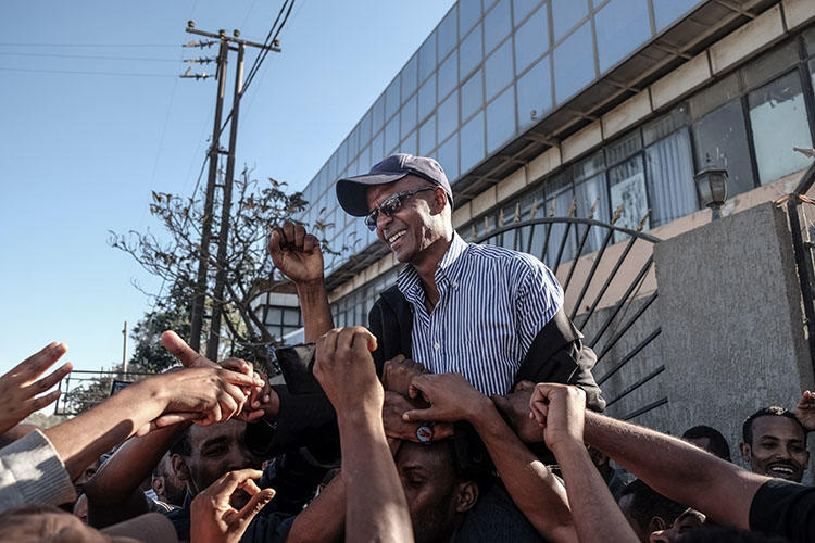 Eskinder Nega est porté en triomphe par ses partisans après avoir été libéré de sa peine de 18 ans d'emprisonnement en février 2018. Pour la première fois depuis 2004, aucun journaliste n'a été emprisonné pour ses travaux en Éthiopie, au moment du recensement annuel du CPJ. (AFP/Yonas Tadesse)