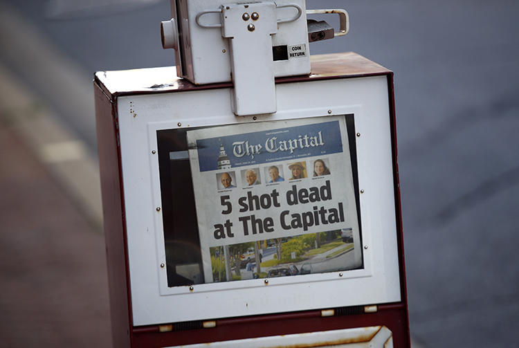 O jornal Capital Gazette exibe a primeira página do dia 29 de junho de 2018, um dia após um homem matar cinco pessoas na redação do jornal. (AP Photo/Patrick Semansky)