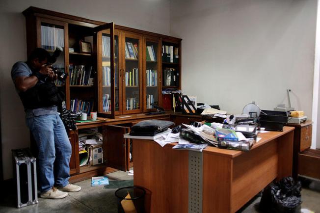 Un fotógrafo local hace un video de la oficina del periodista Carlos Fernando Chamorro, el día siguiente de ser allanada por la policía nacional en Managua, Nicaragua. (REUTERS/Oswaldo Rivas).