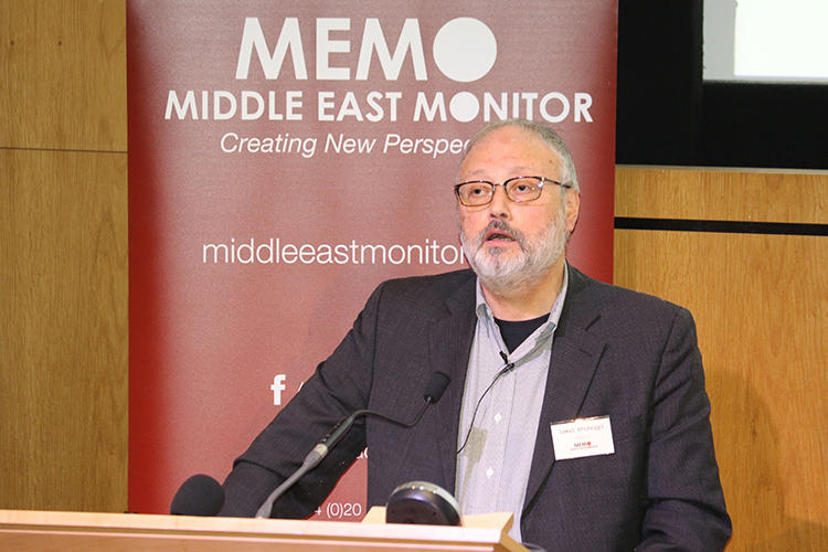 O jornalista saudita Jamal Khashoggi fala em um evento organizado pelo Middle East Monitor [Monitor do Oriente Médio] em Londres, em 29 de setembro de 2018. Ele foi morto no consulado saudita em Istambul, na Turquia, em 2 de outubro. (Middle East Monitor/Handout via Reuters)