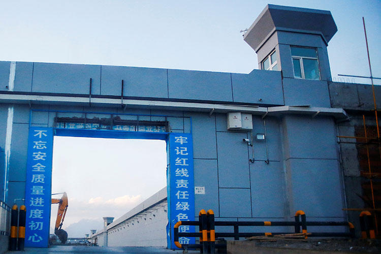 Sincan'daki 'mesleki eğitim' merkezlerinden birinin kapısı. Bölgede en az 10 gazeteci herhangi bir suçlama getirilmeden hapiste tutuluyor; Birleşmiş Milletler Pekin'i bölgede bir milyona varan sayıda insanı mahkemesiz alıkoymakla suçluyor. (Reuters/Thomas Peter)