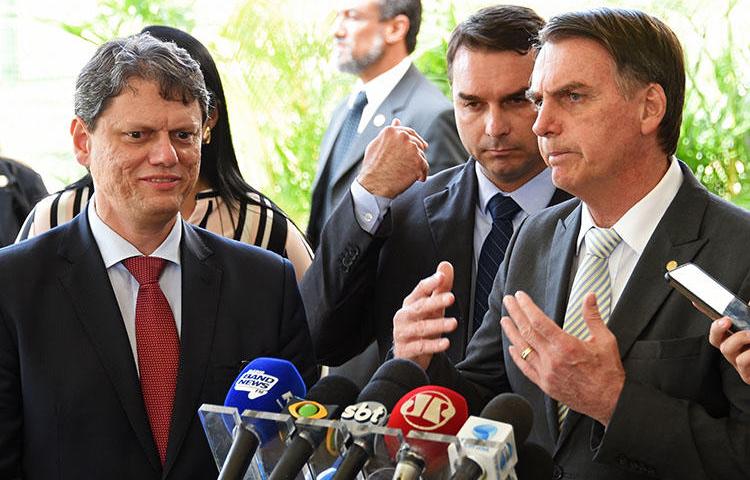 O novo presidente do Brasil, Jair Bolsonaro, à direita, fala à imprensa em Brasília no dia 27 de novembro. Jornalistas no Brasil dizem que esperam que o clima hostil vivido durante a eleição continue depois da posse de Bolsonaro. (AFP / Evaristo Sa)