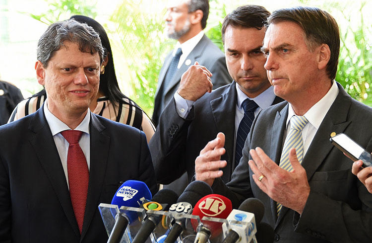 O novo presidente do Brasil, Jair Bolsonaro, à direita, fala à imprensa em Brasília no dia 27 de novembro. Jornalistas no Brasil dizem que esperam que o clima hostil vivido durante a eleição continue depois da posse de Bolsonaro. (AFP / Evaristo Sa)