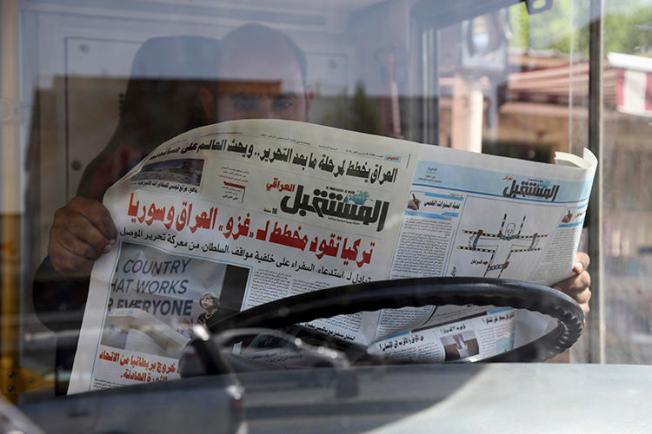 An Iraqi man reads a newspaper on October 6, 2016. In recent weeks, at least four journalists were detained in northern Iraq and Iraqi Kurdistan.