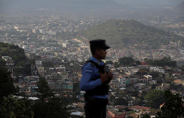 Un policía patrulla en Tegucigalpa, Honduras. El 11 de enero de 2019, la Corte Supremo de Honduras condenó al periodista David Romero Ellner a una pena de 10 años de cárcel por cargos de difamación. (Reuters/Jorge Cabrera)