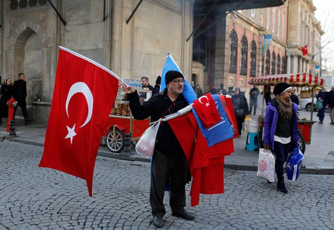 A street vendor in Istanbul sells Turkish flags on December 31. Turkey's media regulator has fined two news broadcasters over their critical commentary. (Reuters/Murad Sezer)