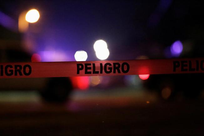 Un cordón de la policia mexicana que dice 'Peligro' se retrata en una escena del crimen el 4 de enero, 2018. El director de una radio comunitaria. Rafael Muría Manríquez, fue asesinado recientemente en el norte de México. (José Luis González/Reuters)