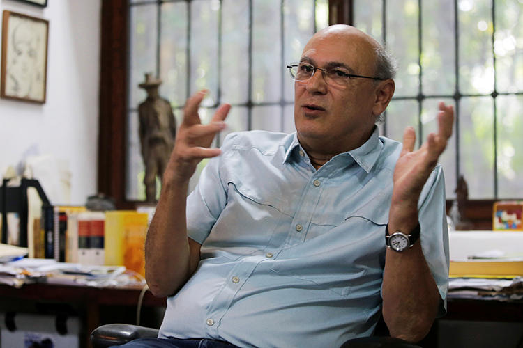 O jornalista Carlos Fernando Chamorro fala durante uma entrevista à Reuters em Manágua, na Nicarágua, em 24 de dezembro de 2018. Em 20 de janeiro de 2019, Chamorro anunciou que havia fugido para a Costa Rica. (Reuters/Oswaldo Rivas)