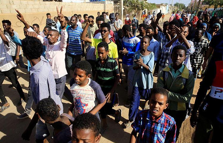 Sudanese demonstrators participate in anti-government protests in Khartoum, Sudan, on January 24, 2019. The Sudanese authorities have arrested at least six critical journalists in recent days. (Reuters/Mohamed Nureldin Abdallah)