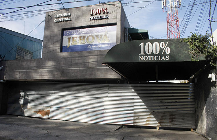 El edificio de 100% Noticias en Managua el 22 de diciembre de 2018, un día después de ser allanado y cerrado por la policía de Nicaragua. Dos periodistas del medio permanecen detenidos. (Maynor Valenzuela/AFP)