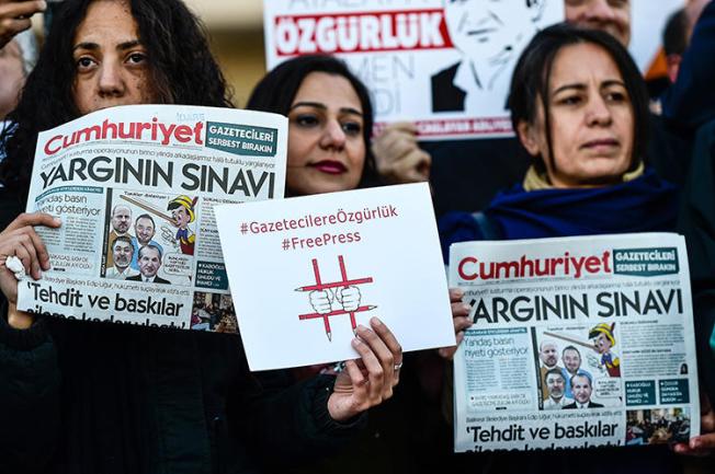 Protesters hold copies of Turkish daily newspaper Cumhuriyet during a demonstration in front of a courthouse in Istanbul on October 31, 2017. Today, the Istanbul appeals court rejected several appeals relating to the Cumhuriyet case. (Yasin Akgul/AFP)