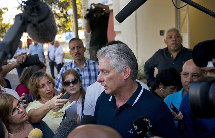 El Presidente Miguel Díaz-Canel habla con la prensa en Habana el 24 de febrero luego de votar en el referendum para una nueva constitución en la Habana. Varios portales de noticias críticos fueron bloqueados en Cuba el día de la votación. (AP/Ramon Espinosa)