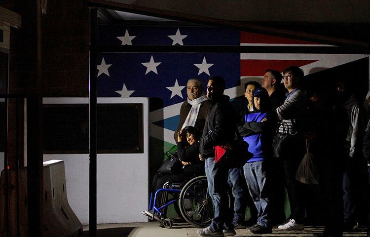 Peatones en espera para cruzar hacia los Estados Unidos en la puerta de entrada de Otay Mesa en San Diego, estado de California. Varios periodistas cuentan que agentes de la CBP los interrogaron sobre su haber reportado sobre una caravana de migrantes mientras cruzaban hacia México. (Reuters/Jorge Dueñes)