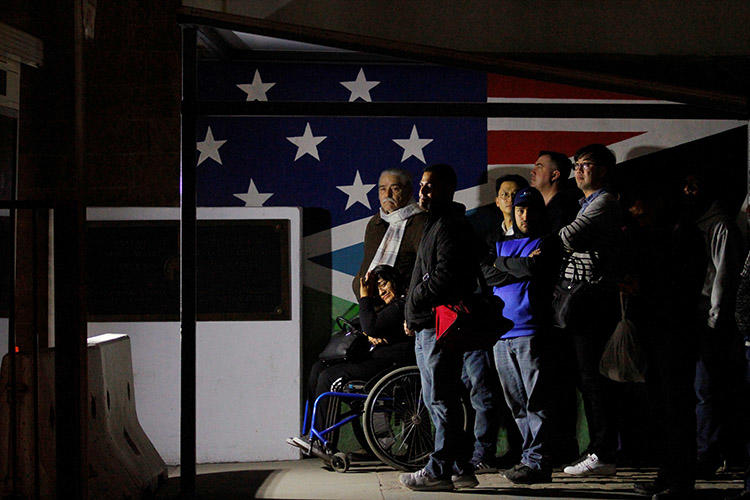 Peatones en espera para cruzar hacia los Estados Unidos en la puerta de entrada de Otay Mesa en San Diego, estado de California. Varios periodistas cuentan que agentes de la CBP los interrogaron sobre su haber reportado sobre una caravana de migrantes mientras cruzaban hacia México. (Reuters/Jorge Dueñes)