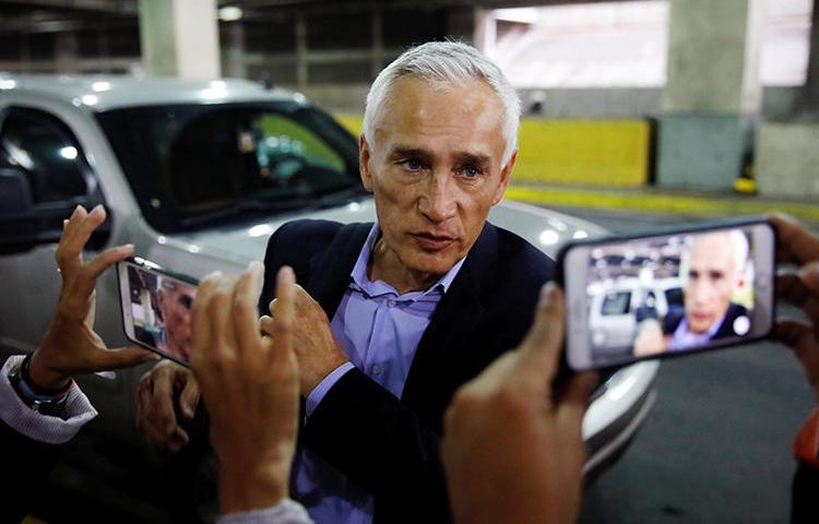 Jorge Ramos, âncora da rede de televisão Univision em língua espanhola, conversa com a imprensa enquanto se prepara para deixar o país no aeroporto internacional Simon Bolívar, em Caracas, Venezuela, em 26 de fevereiro de 2019. (Reuters/Carlos Garcia Rawlins)