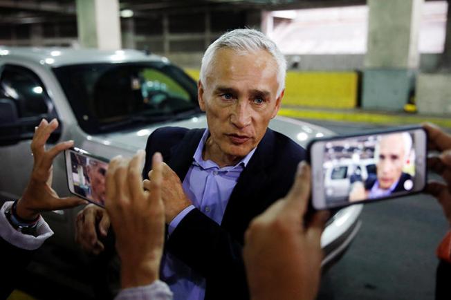 Jorge Ramos, âncora da rede de televisão Univision em língua espanhola, conversa com a imprensa enquanto se prepara para deixar o país no aeroporto internacional Simon Bolívar, em Caracas, Venezuela, em 26 de fevereiro de 2019. (Reuters/Carlos Garcia Rawlins)