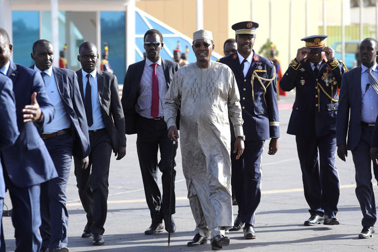 Le président du Tchad, Idriss Deby, arrive à l'aéroport international de N'Djamena le 22 décembre 2018. Le CPJ se joint aux appels pour mettre fin à un bloc de médias sociaux de près d'un an au Tchad. (AFP/Ludovic Marin)