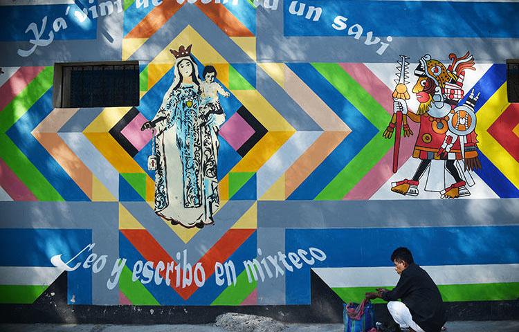 A street vendor in Tlaxiaco, Oaxaca. A journalist survived a gun attack in Salina Cruz, a town in the Mexican state. (AFP/Rodrigo Arangua)