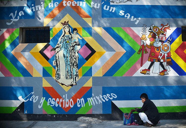 A street vendor in Tlaxiaco, Oaxaca. A journalist survived a gun attack in Salina Cruz, a town in the Mexican state. (AFP/Rodrigo Arangua)