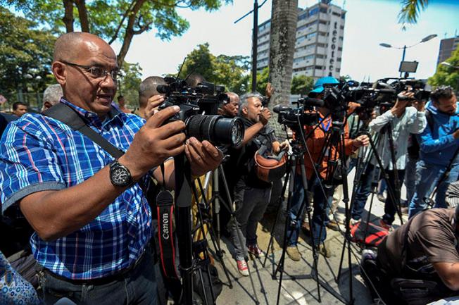 Journalists cover the release of five colleagues briefly detained in Caracas in January. The number of arbitrary arrests of local and foreign journalists covering Venezuela's political and economic crisis is increasing. (AFP/Juan Barreto)