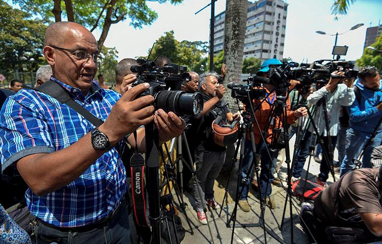 Journalists cover the release of five colleagues briefly detained in Caracas in January. The number of arbitrary arrests of local and foreign journalists covering Venezuela's political and economic crisis is increasing. (AFP/Juan Barreto)