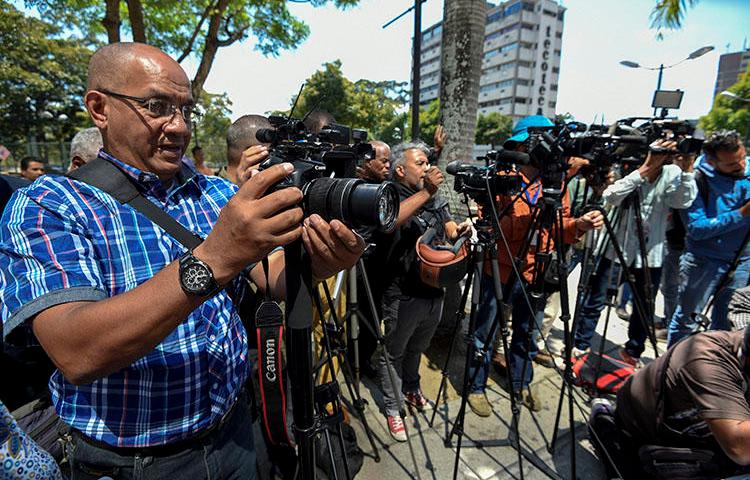 Journalists cover the release of five colleagues briefly detained in Caracas in January. The number of arbitrary arrests of local and foreign journalists covering Venezuela's political and economic crisis is increasing. (AFP/Juan Barreto)