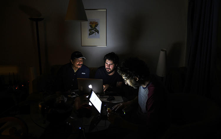 Fotojornalista trabalha em um quarto de hotel de Caracas durante o terceiro dia de uma queda de energia. Além do apagão, os jornalistas devem navegar pelos bloqueios da Internet impostos pelo governo de Nicolás Maduro, que tenta silenciar as notícias da oposição. (AFP/Juan Barreto)