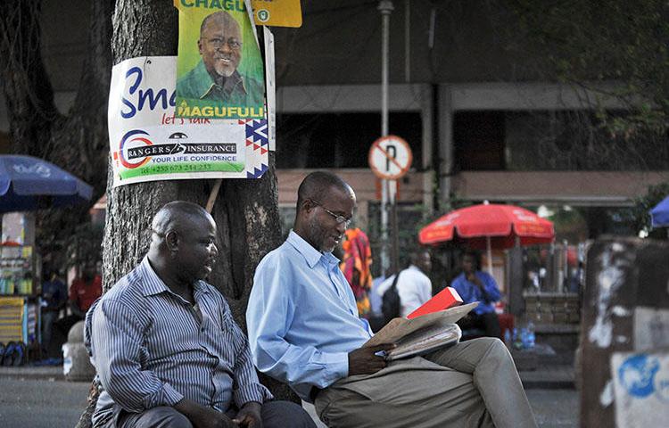 Tanzanians sit next to a tree in Dar es Salaam in 2015. Tanzanian authorities this week imposed a temporary ban on The Citizen over its reporting. (AP/Khalfan Said)