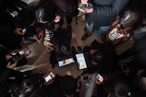 Reporters take notes in Seoul, South Korea, on November 2, 2016. (Ed Jones/AFP)