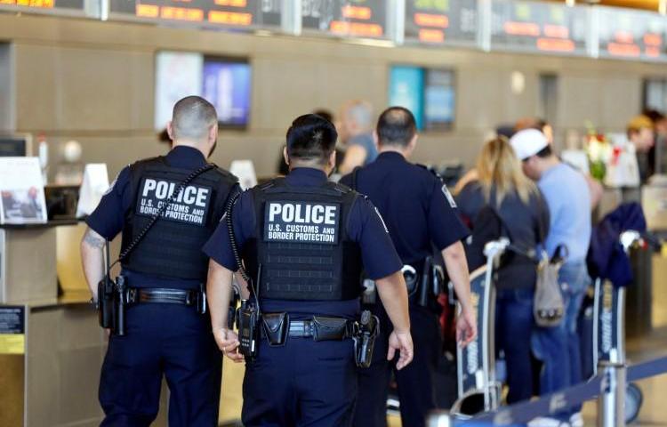 U.S. Customs and Border Protection officers are seen in Los Angeles, California, on January 28, 2017. Today, CBP canceled a meeting with CPJ and other press freedom groups. (Patrick T. Fallon/Reuters)