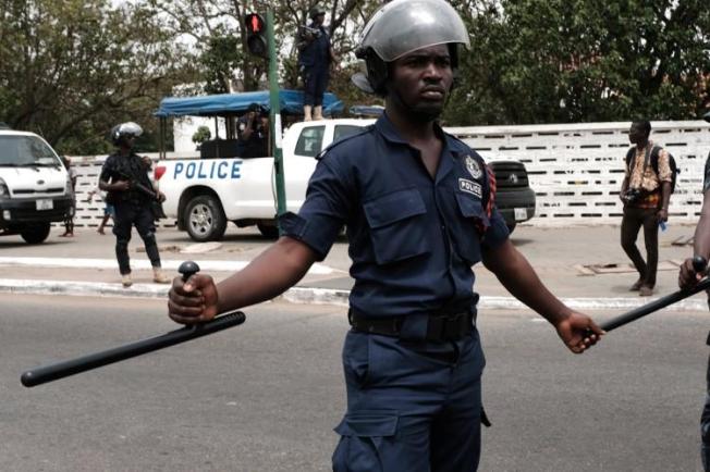 Police officers are seen in Ghana's capital, Accra, on March 28, 2018. Several officers were recently suspended in Accra after allegedly assaulting reporters from the local Ghanaian Times. (Francis Kokoroko/Reuters)