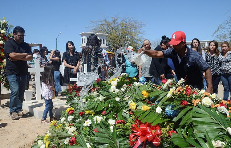 Flores cubren el ataúd de Santiago Barroso, un conductor de radio mexicano acribillado en el estado de Sonora en marzo. (Reuters/Cristian Torres)