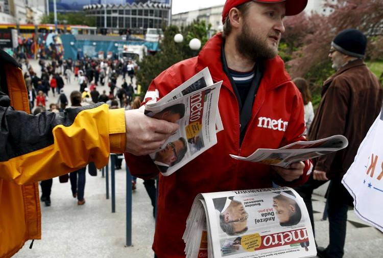 A man distributes newspapers in Warsaw, Poland, on May 11, 2015. Jaroslaw Kaczyński, leader of Poland's PiS party, recently filed a criminal libel complaint against two Gazeta Wyborcz journalists. (Kacper Pempel/Reuters)