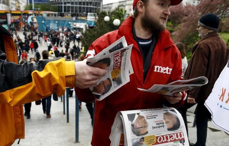 A man distributes newspapers in Warsaw, Poland, on May 11, 2015. Jaroslaw Kaczyński, leader of Poland's PiS party, recently filed a criminal libel complaint against two Gazeta Wyborcz journalists. (Kacper Pempel/Reuters)