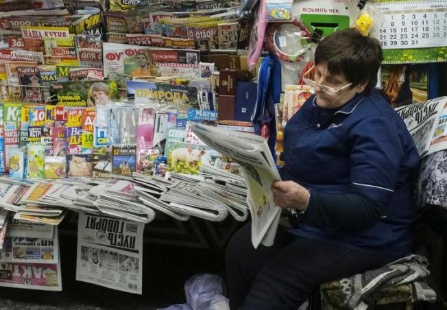 A woman sells newspapers and magazines in central Kiev, Ukraine, on January 24, 2019. Two Ukrainian journalists were recently assaulted by officials of the village council of Chabany, a town south of Kiev. (Gleb Garanich/Reuters)