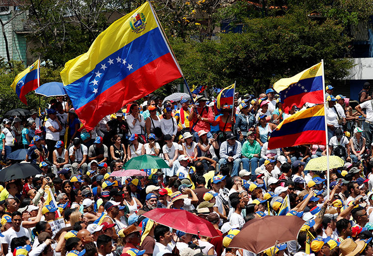 Apoiadores do líder da oposição venezuelana Juan Guaidó participam de uma manifestação contra o governo de Nicolas Maduro em Caracas, Venezuela, em 4 de março de 2019. Os agentes de contraespionagem venezuelanos detiveram um freelancer norte-americano e seu auxiliar venezuelano em 6 de março (Reuters/Carlos Garcia Rawlins)