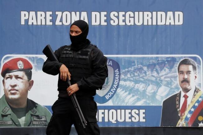 Un miembro del Servicio Bolivariano de Inteligencia Nacional hace guardia en Caracas, Venezuela, el 16 de mayo de 2018. El periodista Luís Carlos Díaz fue recientemente detenido por agentes de inteligencia en Caracas. (Carlos Garcia Rawlins/Reuters)