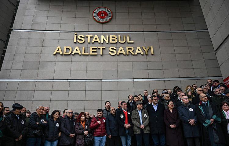 Lawyers and opposition MPs gather outside an Istanbul courthouse in February to protest an appeal court ruling on Cumhuriyet staff. Lawyers for the Cumhuriyet employees held a press conference about the case on April 22. (AFP/Ozan Kose)