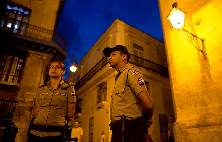 Imagen de agentes policiales en Habana, Cuba, el 18 de marzo de 2016. El periodista Augusto César San Martín fue recientemente detenido, multado y su equipos le fueron confiscados en la Habana. (AP/Rebecca Blackwell)